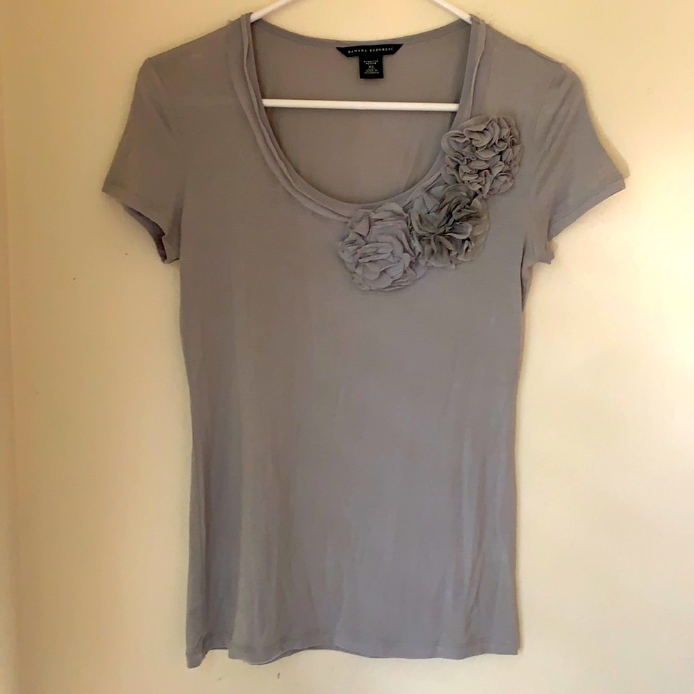 Grey scoop tee with flowers